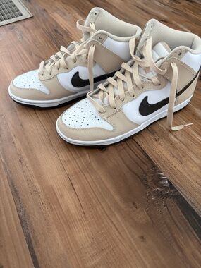 Nike women’s  Mid-Top Sneakers in Beige, White & Black